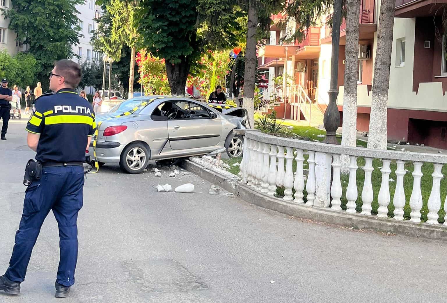 FOTO. Accident la Dej. Un șofer beat a rupt cu mașina gardul Căminului de Garnizoană al Armatei