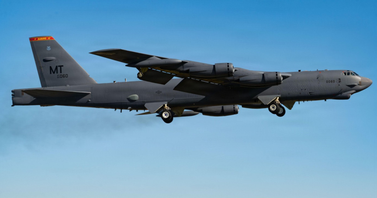 Un bombardier B-52 Stratofortress aparţinând Forţelor Aeriene americane s-a prăbuşit după decolare în California