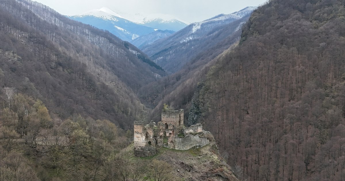 Castelul din Carpați, redescoperit pe un traseu spectaculos. Misterele cetății Colț, părăsită de secole la poalele Retezatului Castelul din Carpați, redescoperit pe un traseu spectaculos. Misterele cetății Colț, părăsită de secole la poalele Retezatului