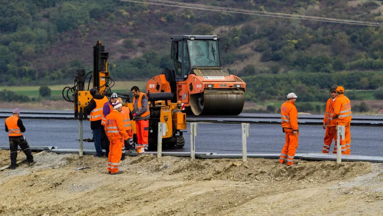 Furnicar pe Autostrada Moldovei A7! 5000 de muncitori şi peste o mie de utilaje lucrează zi şi noapte pe tronsoanele Focşani – Bacău – Paşcani. Ţinta, banii europeni nerambursabili