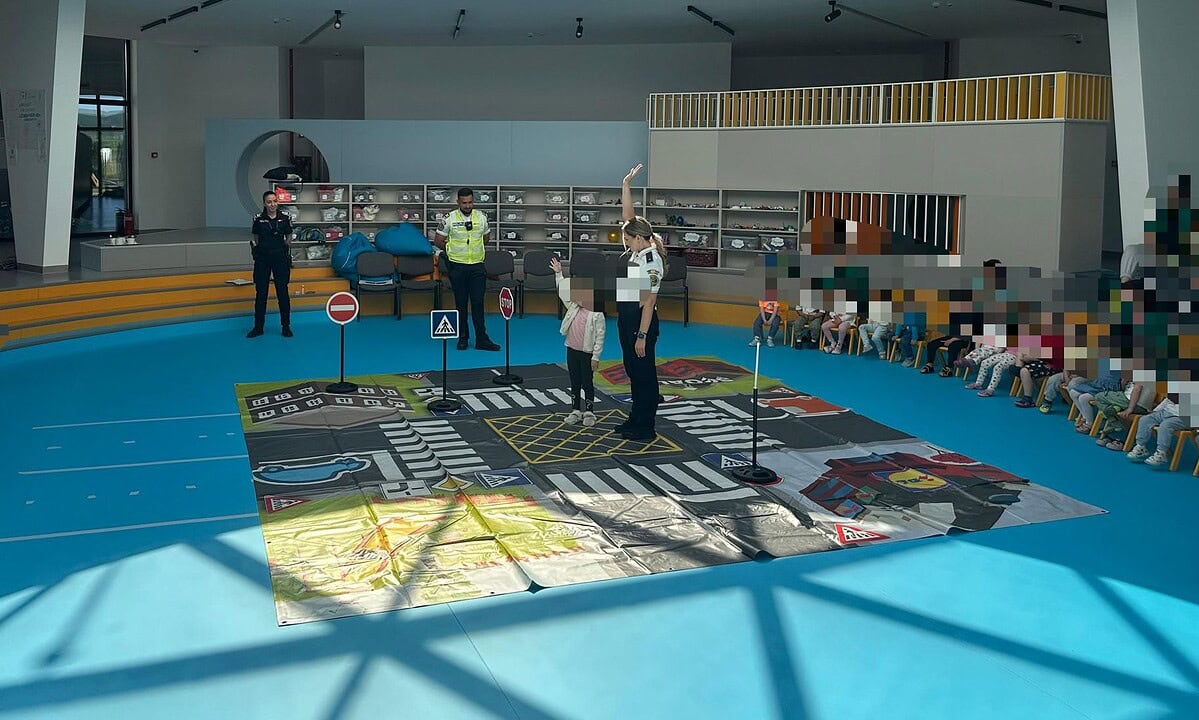 Lecție de educație rutieră, prezentată de polițiștii rutieri la Sebeș. Ce au învățat cei mai tineri dintre participanții la trafic Lecție de educație rutieră, prezentată de polițiștii rutieri la Sebeș. Ce au învățat cei mai tineri dintre participanții la trafic