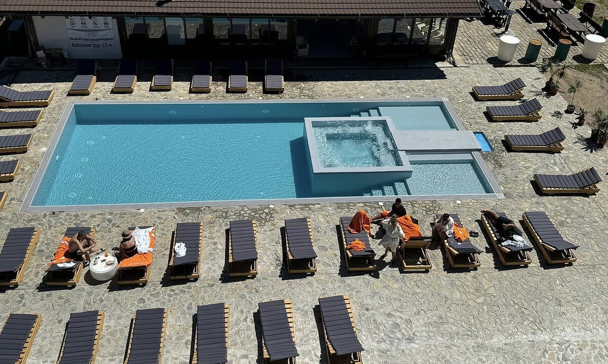 Destinație de weekend: Piscina exterioară încălzită de la Hotel Poarta Raiului, deschisă de vineri, pe fondul vremii frumoase