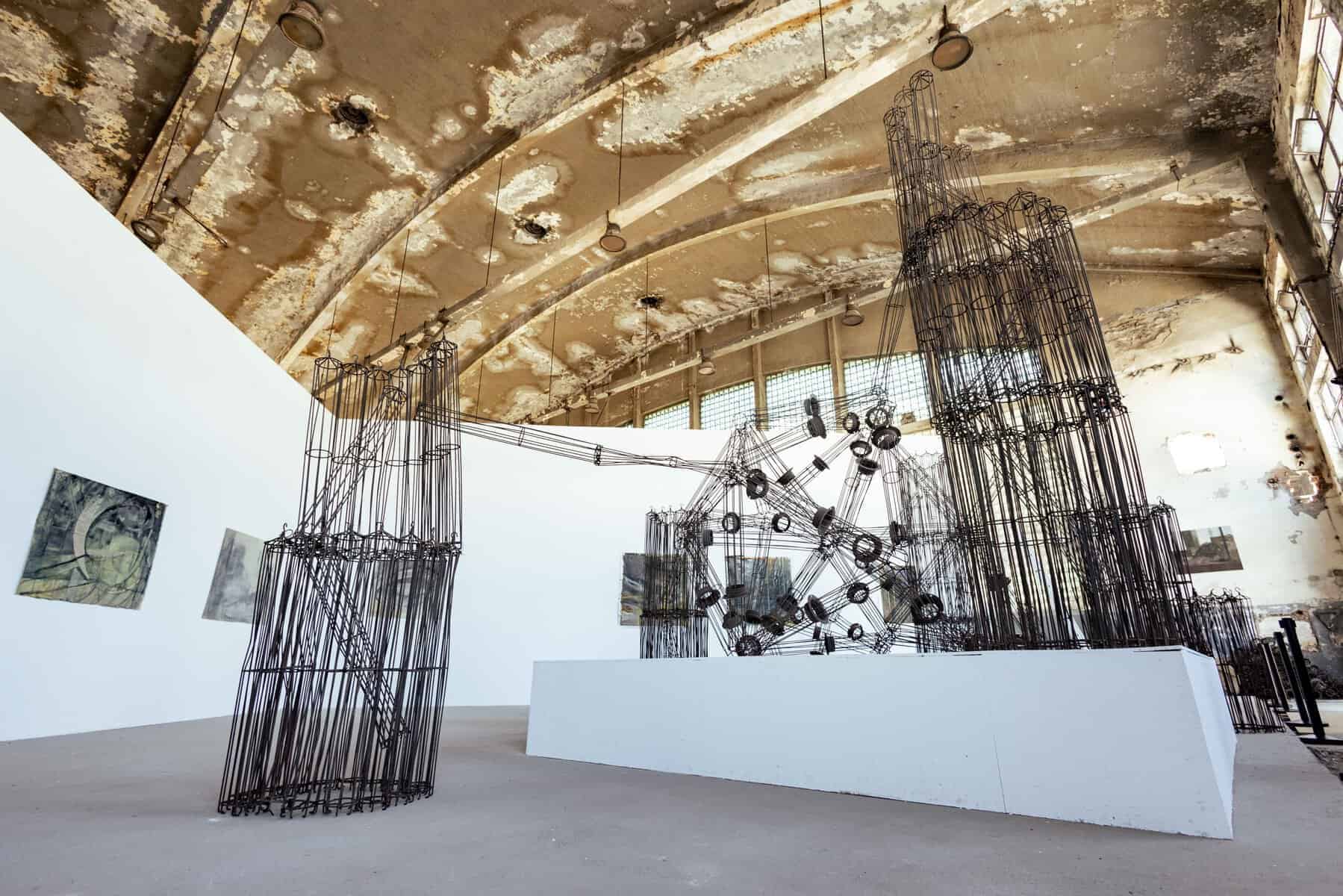 FOTO. Premieră la Cluj: Expoziție de artă organizată într-un șantier al proiectului RIVUS, alături de UAD