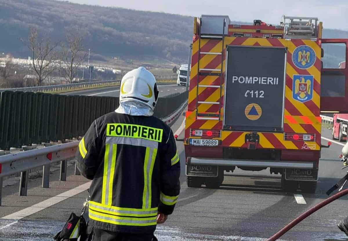 INCENDIU pe Autostrada A10, între Aiud și Turda. O mașină a luat foc. Pompierii intervin cu o autospecială
