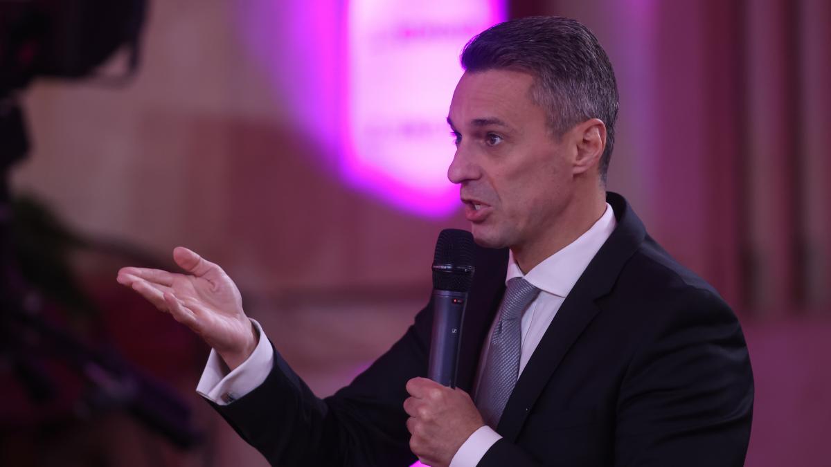 Mircea Badea, ironie după o mișcare a Primăriei București: De exemplu… părinții mei ce ar trebui să facă? E greu de crezut că îi pun pe trotinetă Mircea Badea, ironie după o mișcare a Primăriei București: De exemplu… părinții mei ce ar trebui să facă? E greu de crezut că îi pun pe trotinetă