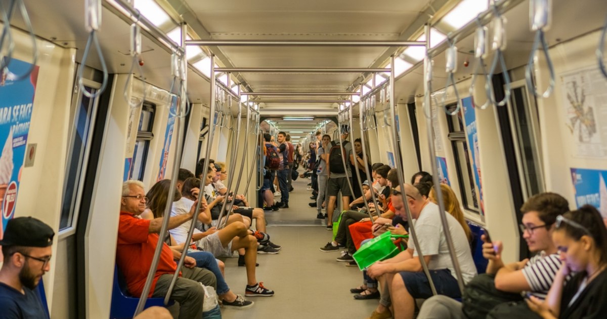 Cum putea fi evitată scumpirea călătoriilor cu metroul. Metrorex plătește 186 de angajați care vând cartele, deși are sute de automate și platformă dedicată