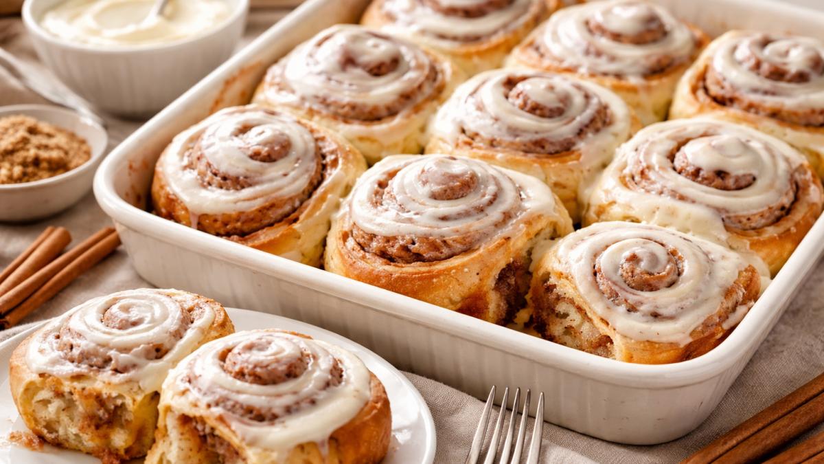 Cinnamon Rolls, desertul care cucerește bucătăriile românilor. Rețeta completă pentru rulouri pufoase cu scorțișoară