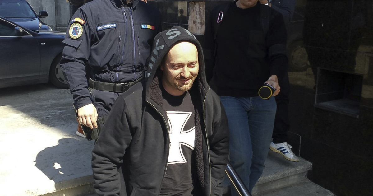 Rapperul Cheloo a fost încătușat de poliție și dus la spital Rapperul Cheloo a fost încătușat de poliție și dus la spital