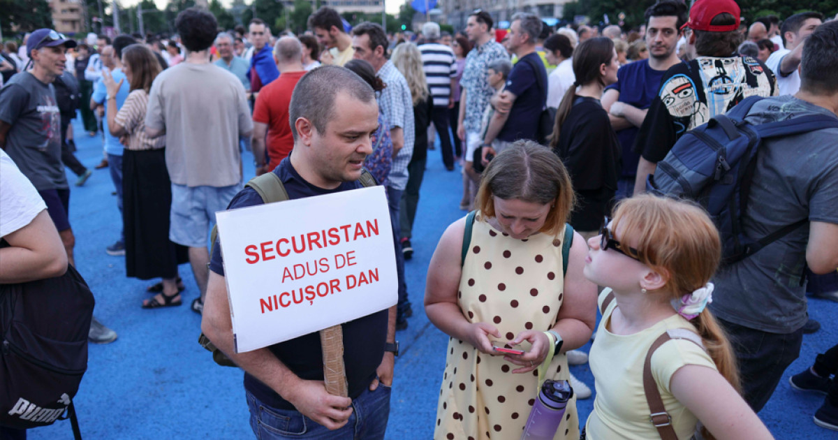 Protest în Piaţa Victoriei: „România e sub asediu”. Manifestanții au scandat împotriva preşedintelui Nicuşor Dan Protest în Piaţa Victoriei: „România e sub asediu”. Manifestanții au scandat împotriva preşedintelui Nicuşor Dan