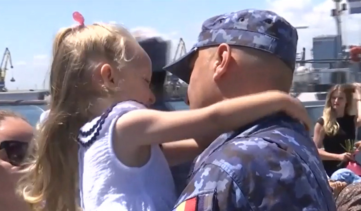 „Cadoul e tata”. Copiii marinarilor au aşteptat cu emoţie fregata „Regina Maria” în Portul Militar Constanța