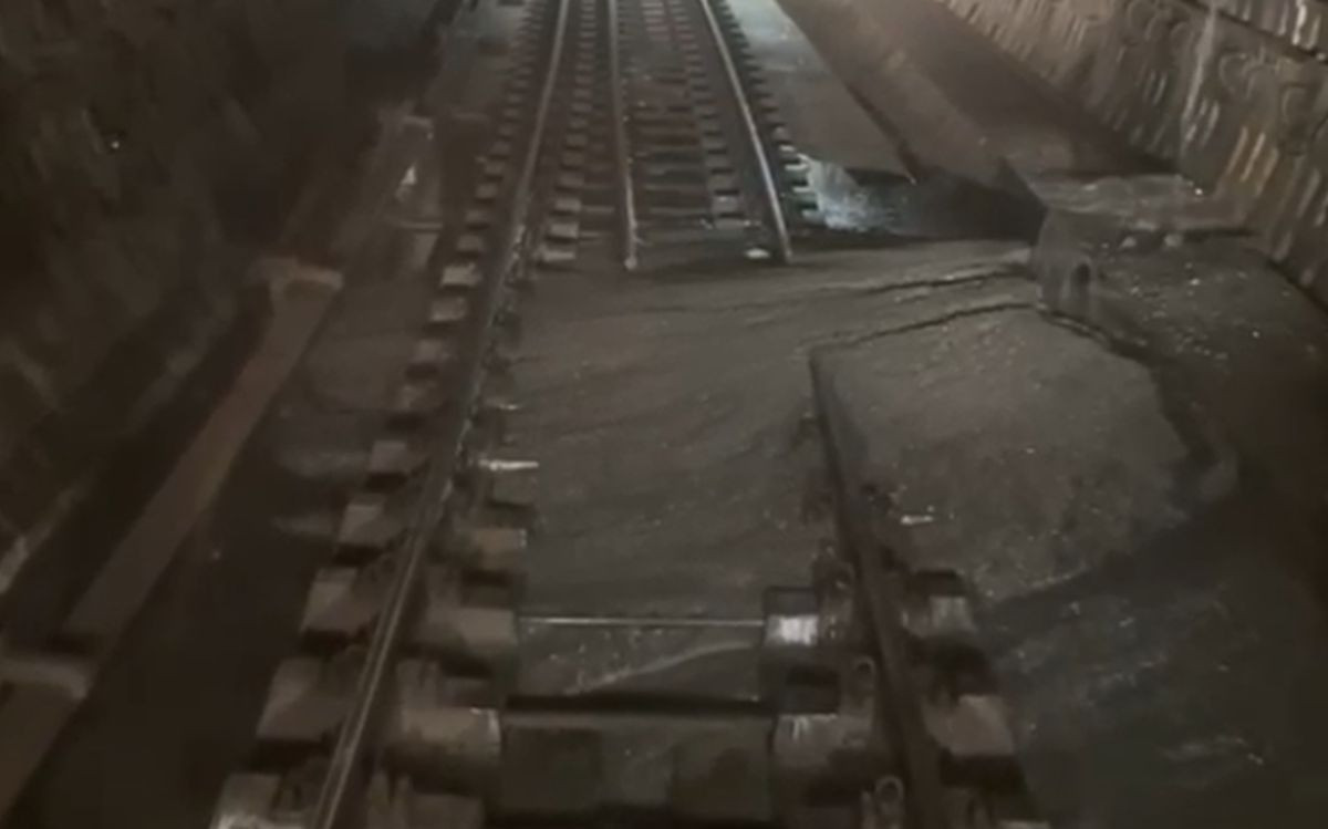 Imagini cu bucata din tunel prăbuşită la metrou, la Magistrala 4. Circulaţia a fost oprită