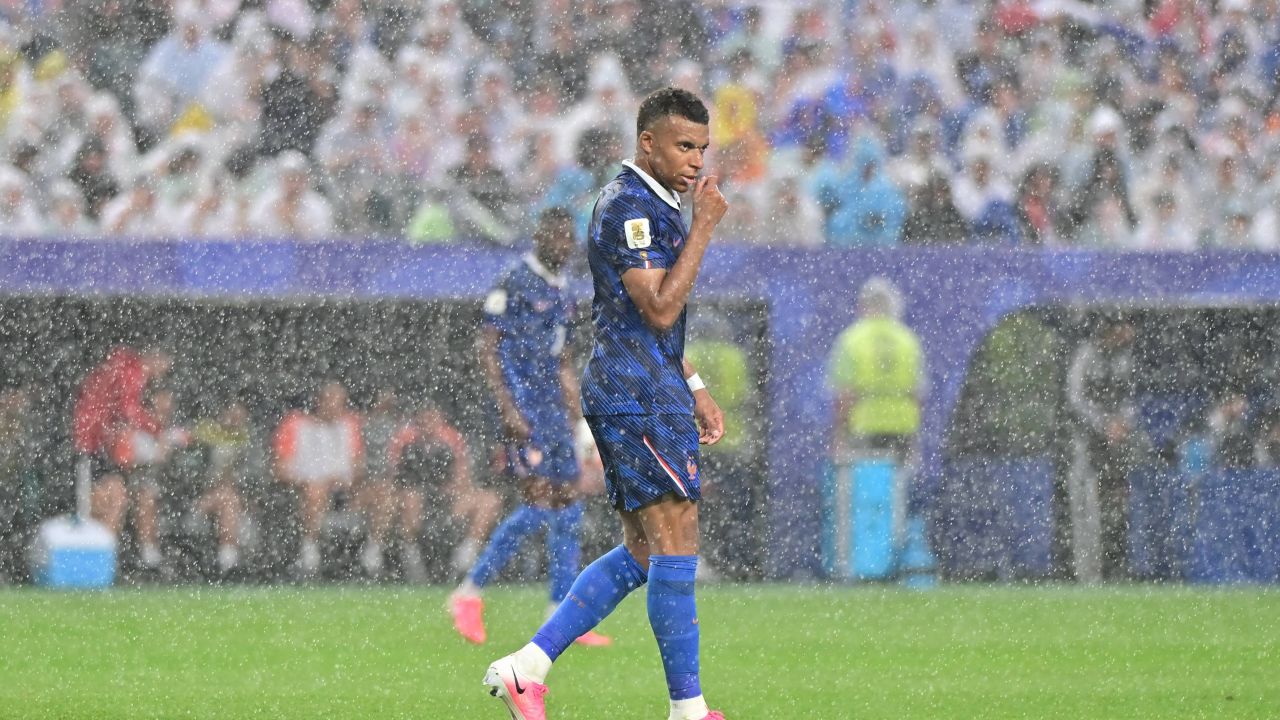Franța -0 | ”Cocoșul galic” câștigă la Philadelphia, la capătul unui meci care a fost întrerupt două ore din cauza furtunii Franța -0 | ”Cocoșul galic” câștigă la Philadelphia, la capătul unui meci care a fost întrerupt două ore din cauza furtunii