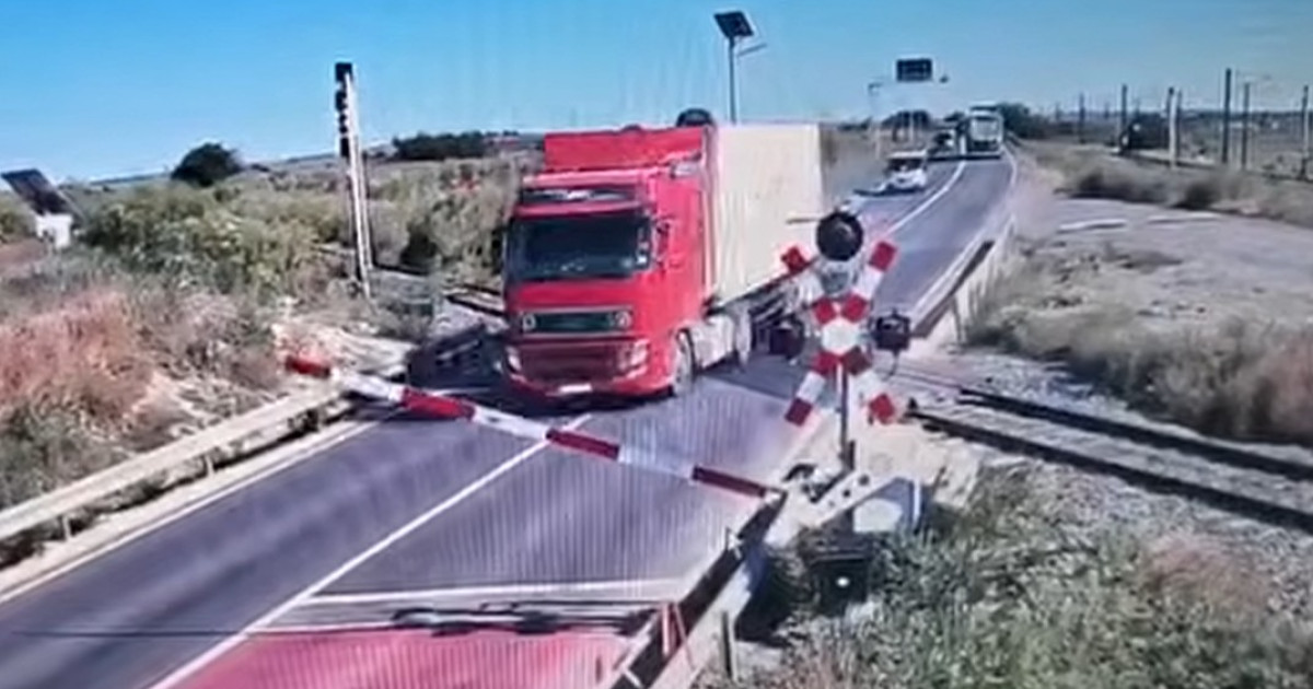 Momentul în care un șofer de TIR trece peste bariera de cale ferată, în Constanța. Circulaţia feroviară a fost afectată