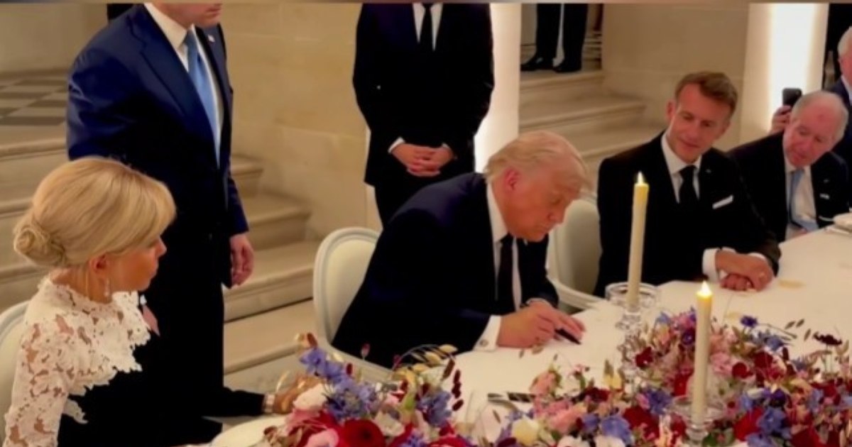 Trump a semnat acordul cu Iranul la lumina lumânărilor de la Versailles. Imagini din locul cu „mult aur”, pe care liderul american voia să-l vadă