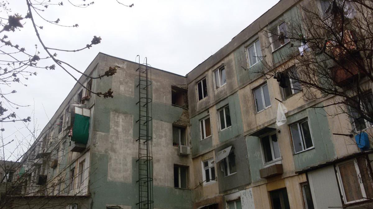 O dronă ucraineană a lovit un bloc în sudul ţării ocupat de Rusia. Un copil a fost ucis