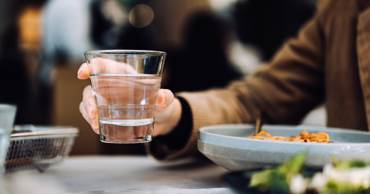 „Apa nu este un lux. Este un drept”. Proiect de lege pentru ca restaurantele să ofere gratuit clienților apă potabilă de la robinet