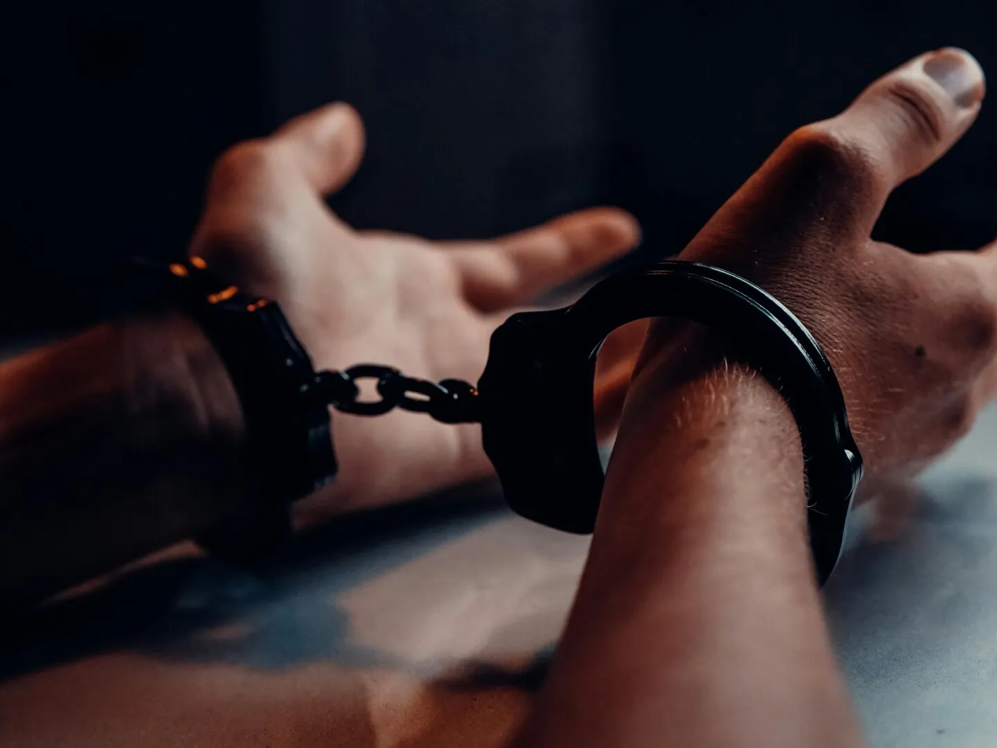 Tânăr săltat de poliţişti, după ce a devenit agresiv cu un şofer de troleibuz.B ărbatul îi ceruse să dea muzica mai încet