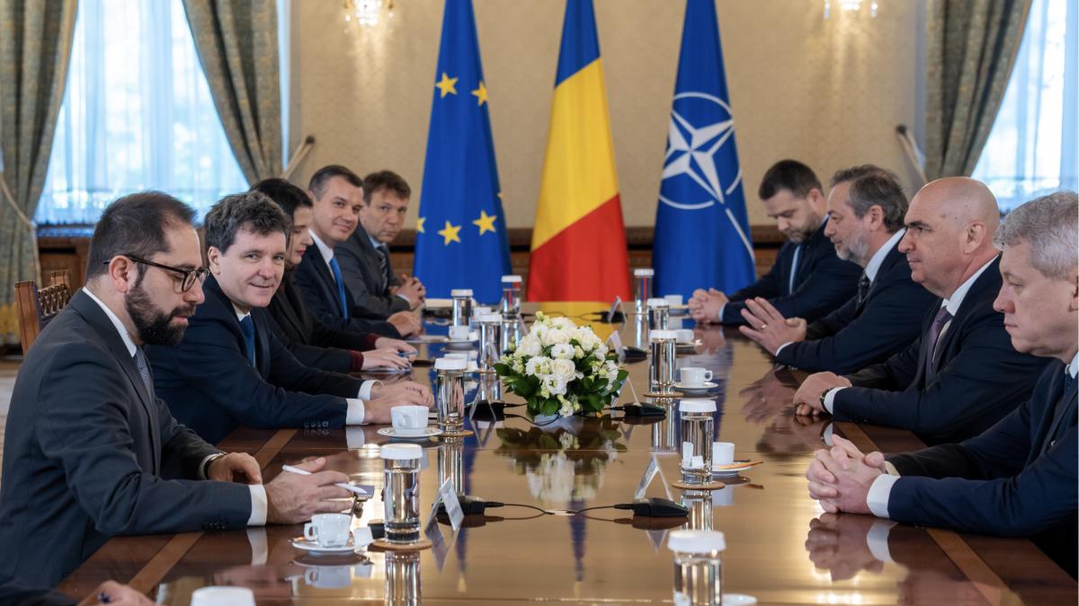 A negociat președintele Nicușor Dan cu propunerile la masă? Cine e, de fapt, iepurele