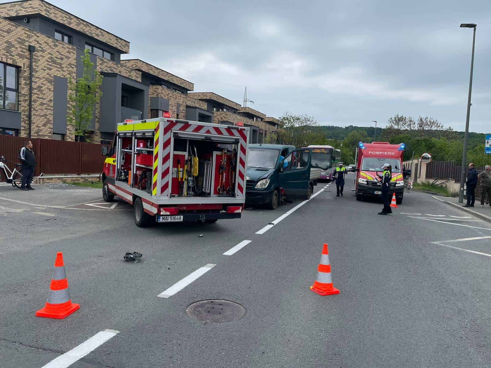 FOTO. Motociclistul rănit în accidentul de pe strada Făgetului a murit. A fost resuscitat mai bine de o oră