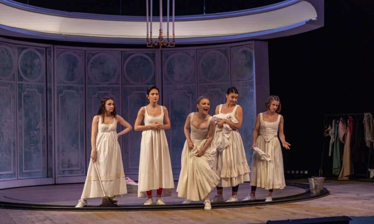 Mândrie și prejudecată (un fel de) în festival la Alba Iulia. Un ”tiki-taka teatral” cu cinci actrițe care au ”rupt scena în două”