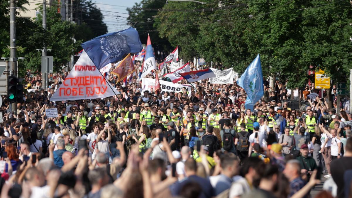 Peste 180.000 de oameni au participat la protestele din Belgrad, cerând alegeri anticipate