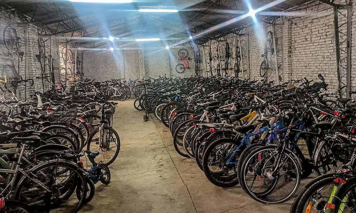 ANAF va scoate la vânzare 600 de biciclete și trotinete electrice, descoperite în trei depozite ilegale și confiscate