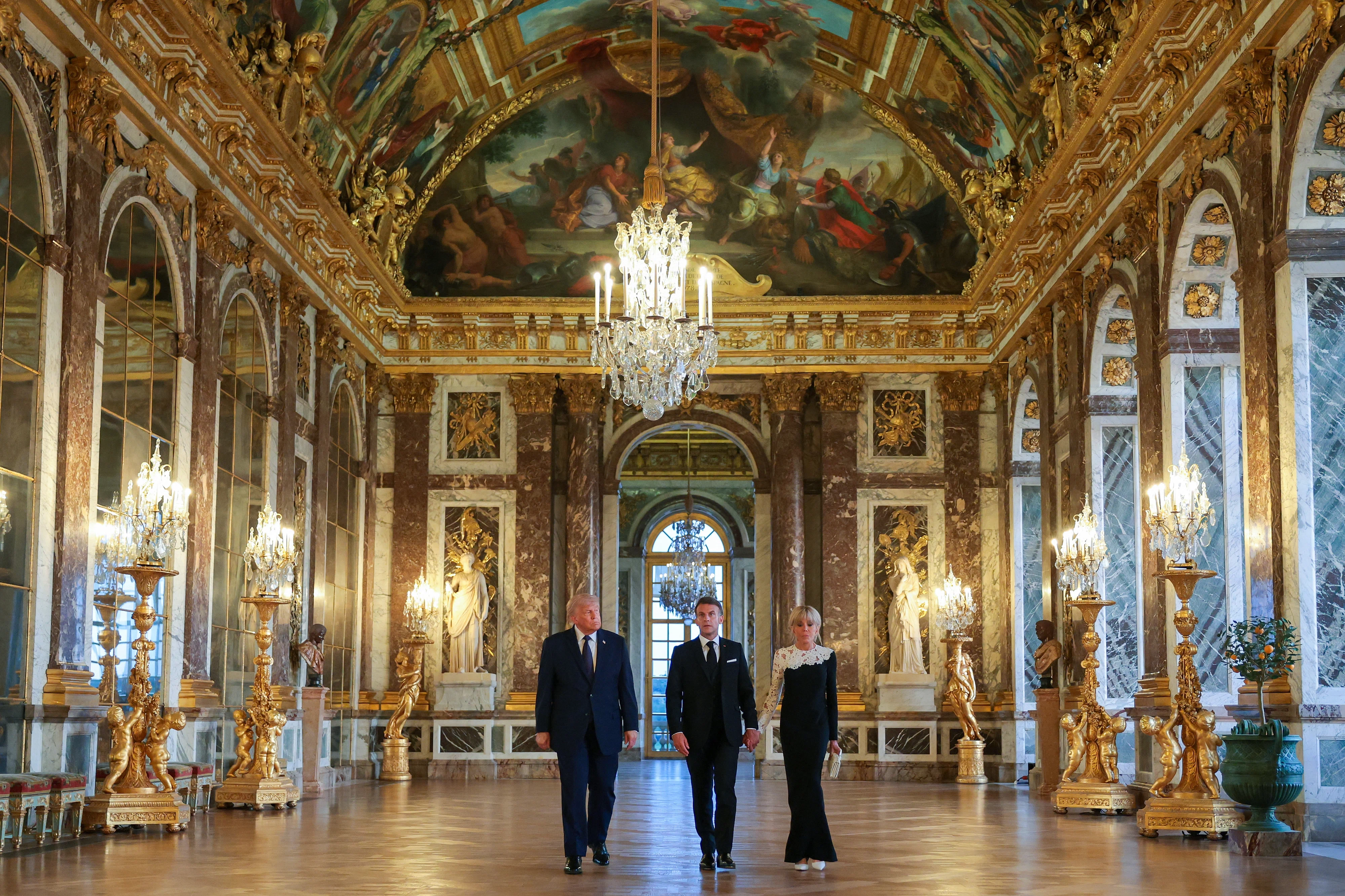 Donald Trump și soții Macron la Versailles FOTO AFP