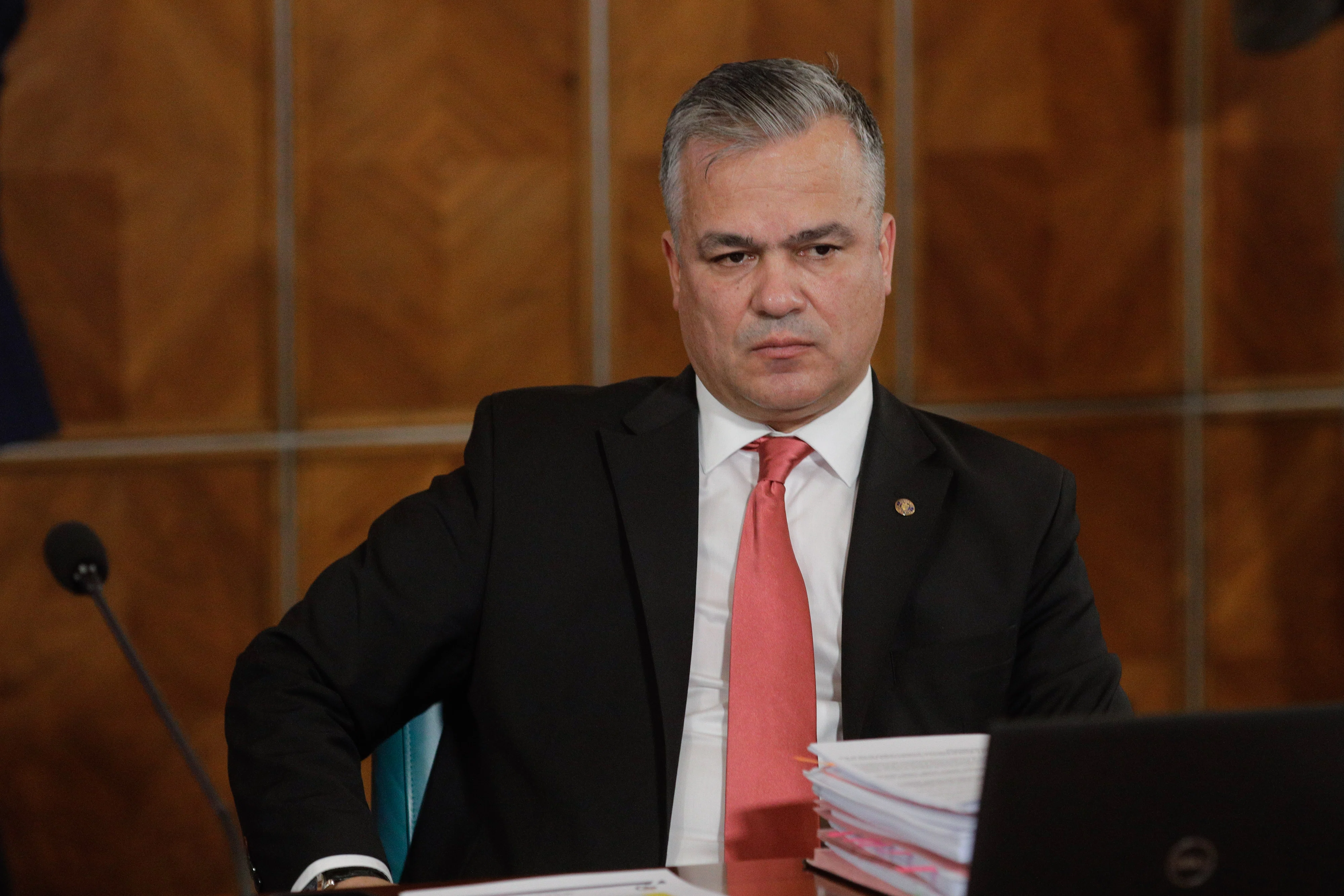 Adrian Veștea merge cu lista de miniștri &icirc;n Parlament. FOTO: Inquam Photos/ George Calin