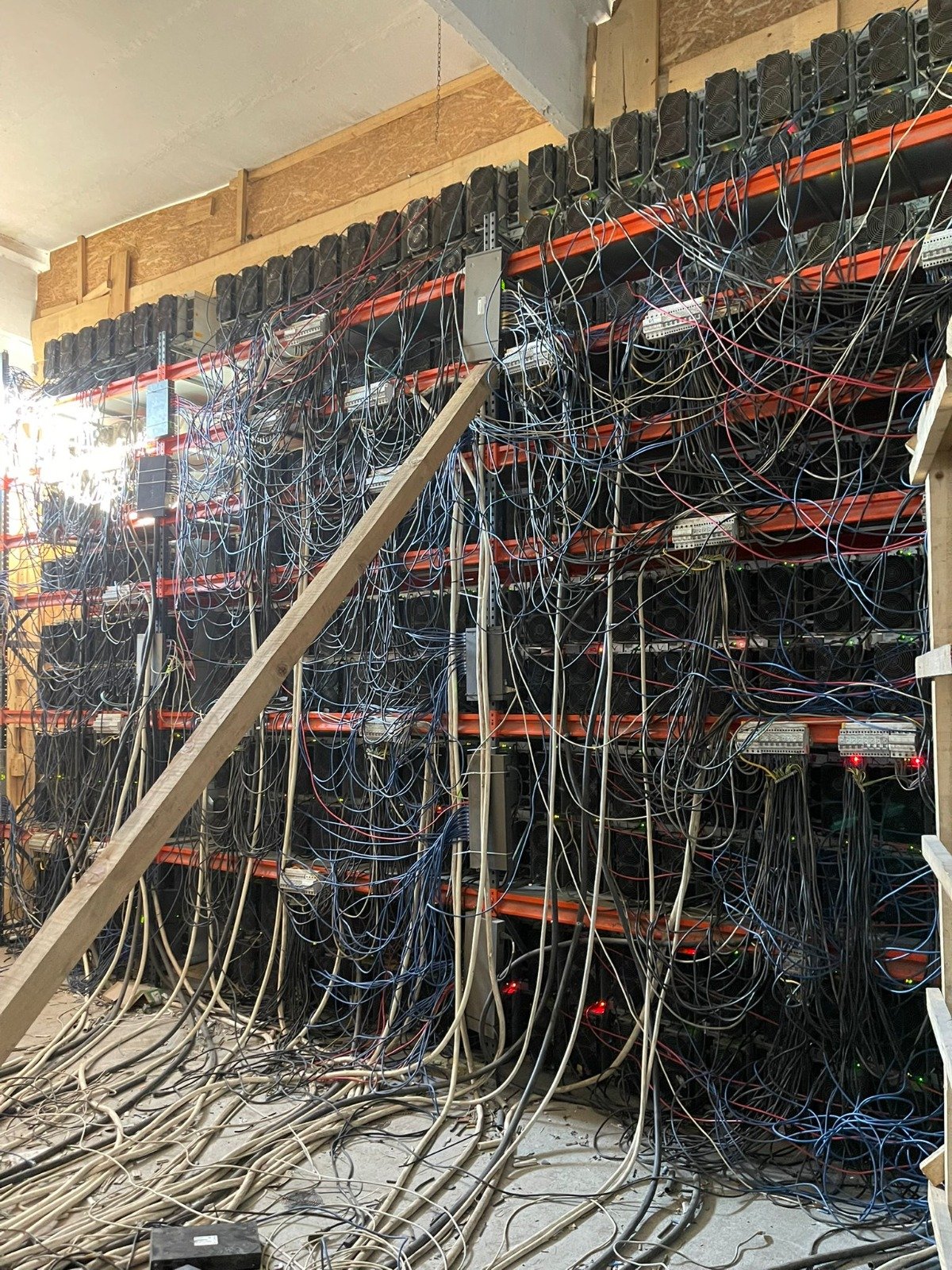 Fermă clandestină de criptomonede, descoperită &icirc;n Satu Mare. Consuma electricitate c&acirc;t un combinat industrial