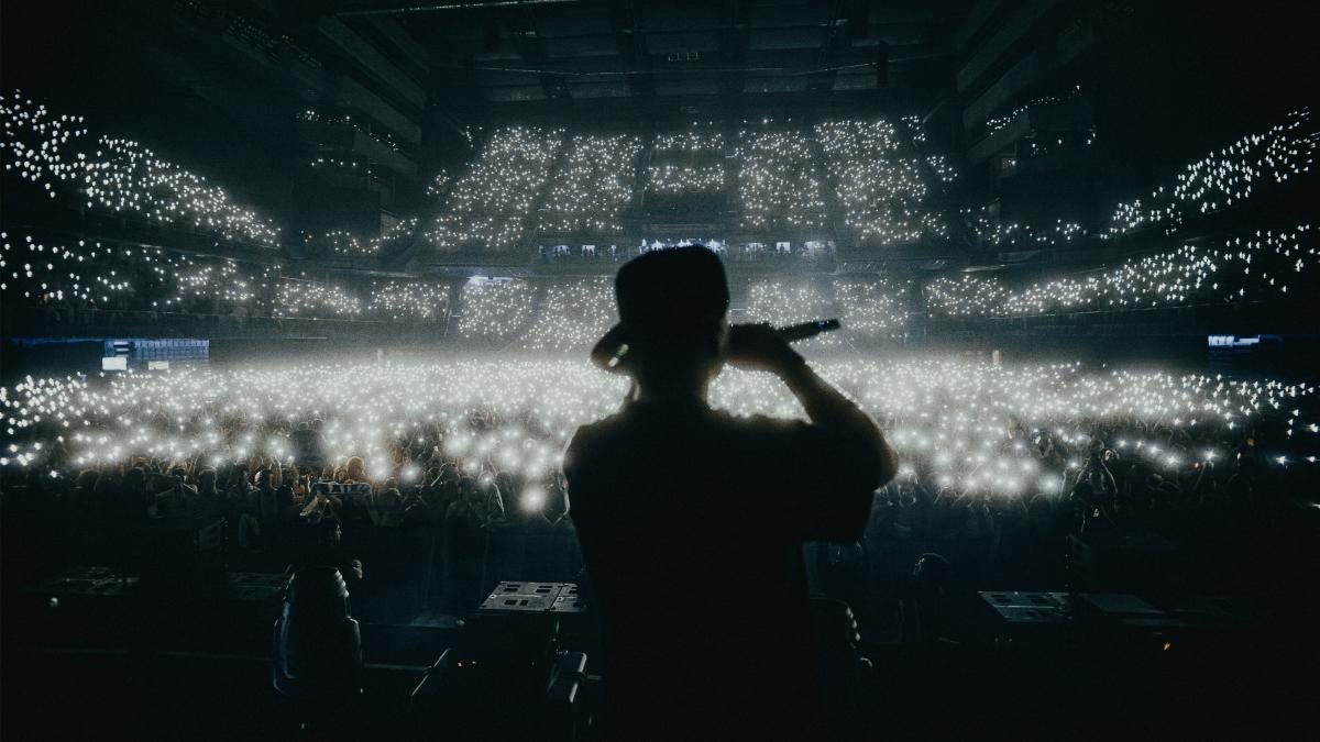Cine e Max Korzh, artistul belarus care aduce 39.000 de spectatori străini pe Arena Națională