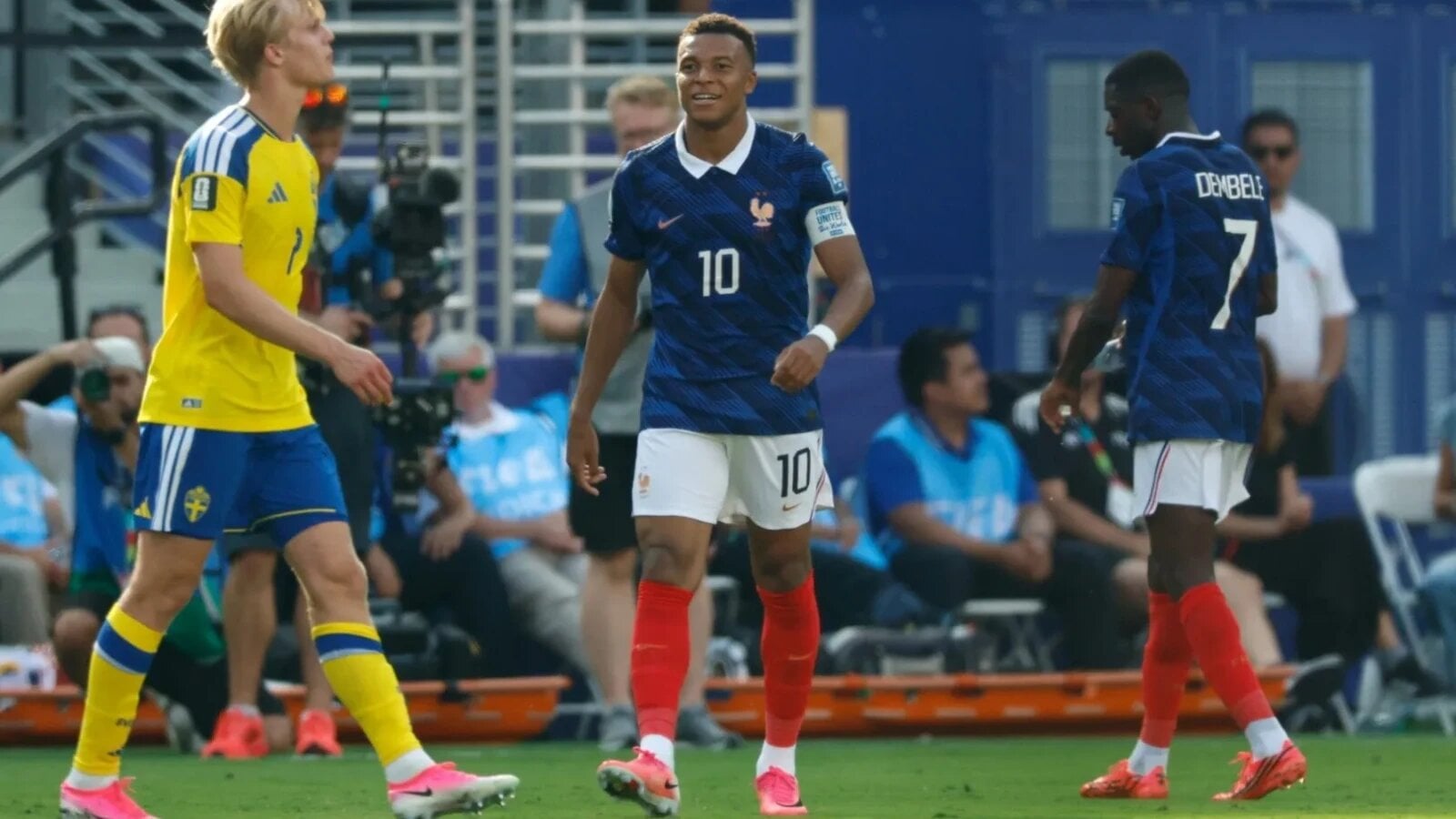 Franța s-a calificat la pas în optimile Cupei Mondiale. Mbappe a reușit dubla și îl egalează pe Messi