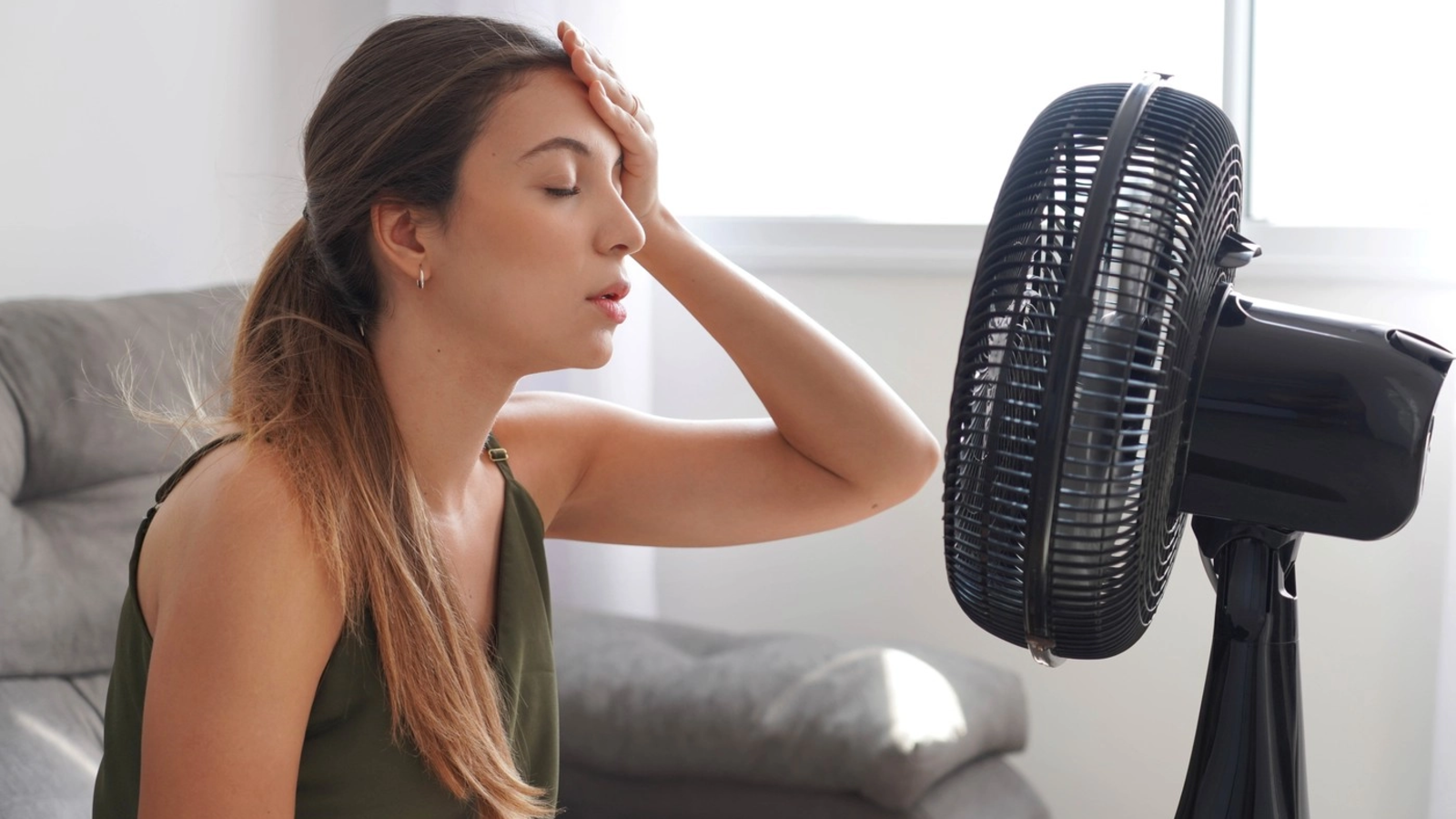 Greșeala care îți poate crește factura la curent pe timp de caniculă. Ce spun specialiștii despre folosirea ventilatorului și a aerului condiționat Greșeala care îți poate crește factura la curent pe timp de caniculă. Ce spun specialiștii despre folosirea ventilatorului și a aerului condiționat