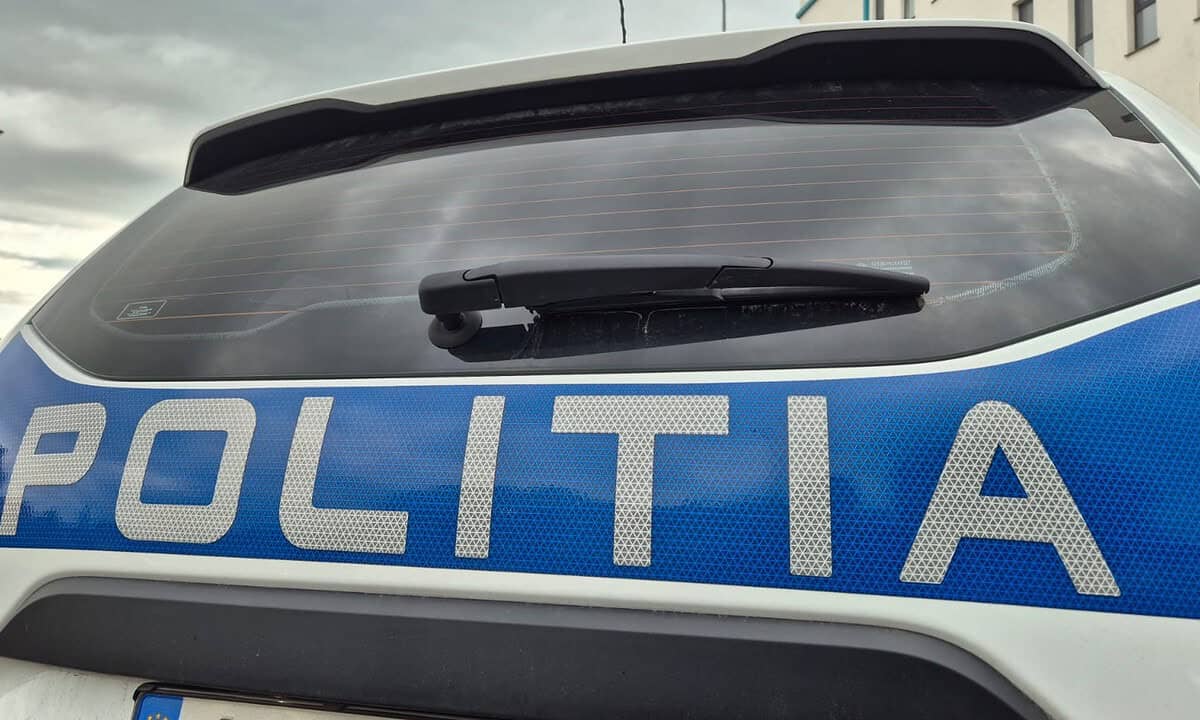 Tânăr din Alba, prins în trafic la volanul unei mașini cu numerele roșii expirate. S-a ales cu dosar penal Tânăr din Alba, prins în trafic la volanul unei mașini cu numerele roșii expirate. S-a ales cu dosar penal