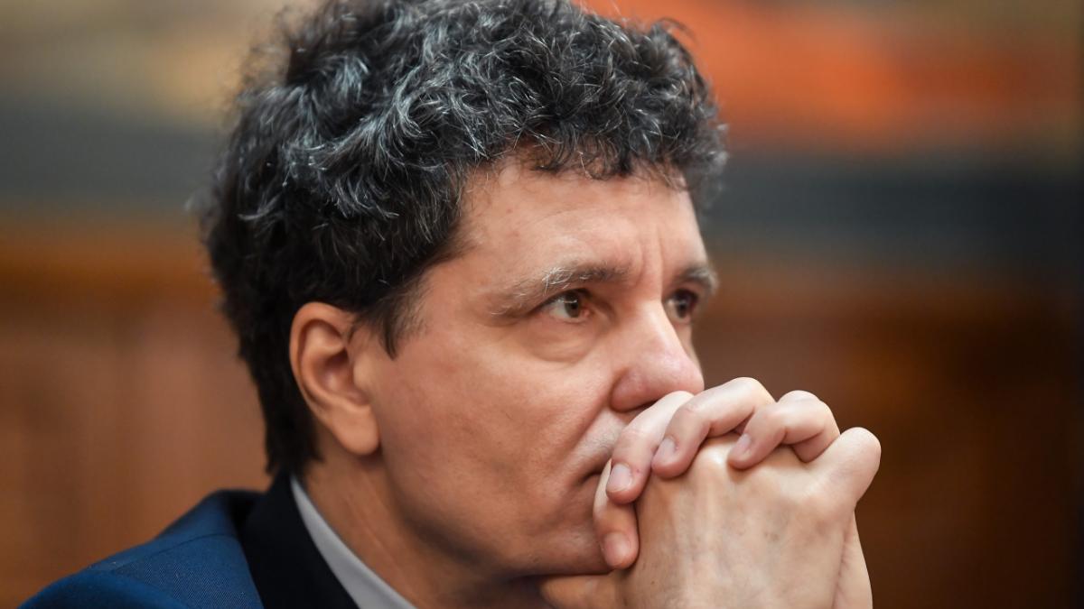 O singură întrebare înainte de consultările de la Palatul Cotroceni: Cine va fi premierul tehnocrat? O singură întrebare înainte de consultările de la Palatul Cotroceni: Cine va fi premierul tehnocrat?