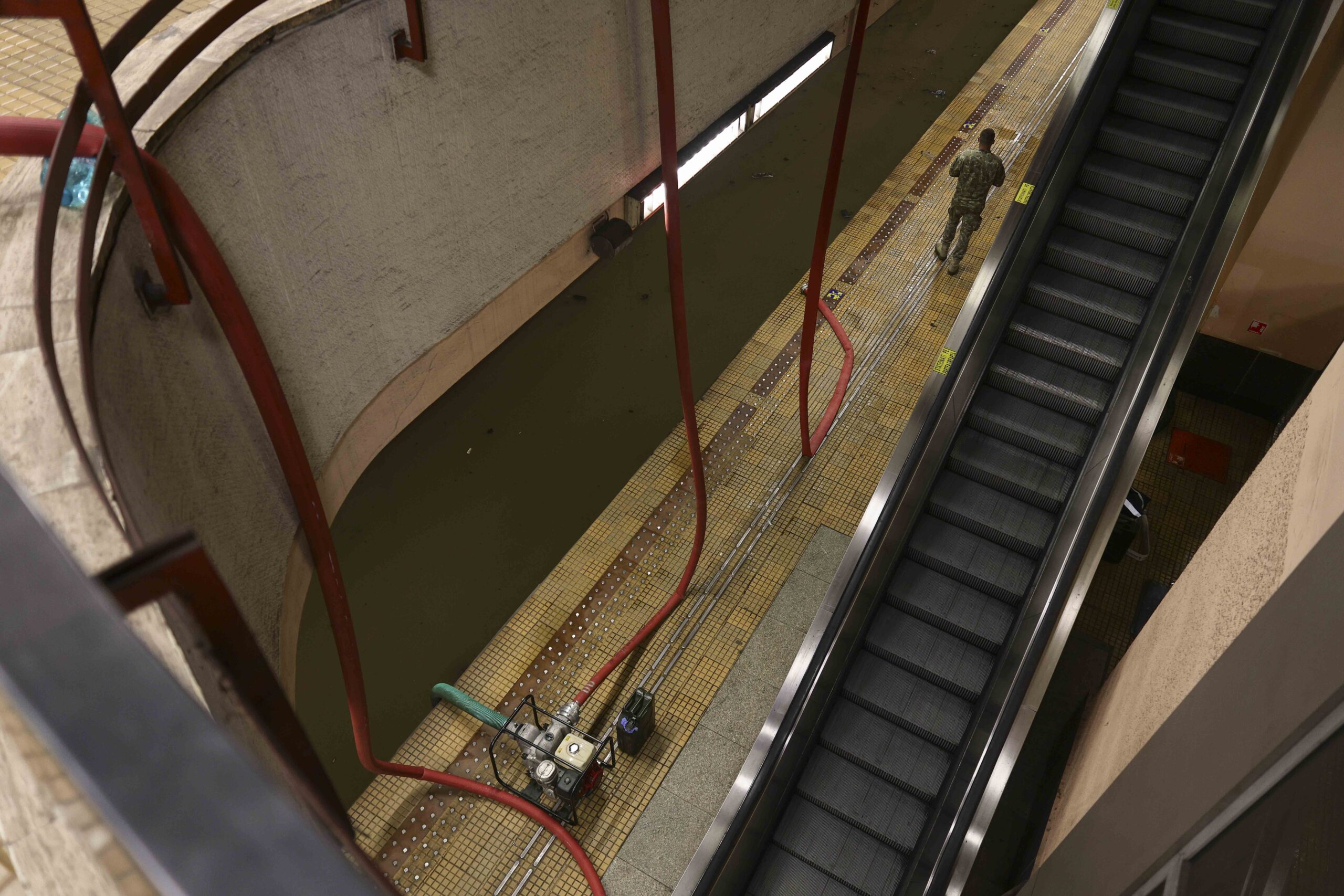După 28 de ore, stația de metrou Piața Victoriei 2 s-a redeschis. Imagini din subteran, publicate de ministrul Transporturilor După 28 de ore, stația de metrou Piața Victoriei 2 s-a redeschis. Imagini din subteran, publicate de ministrul Transporturilor