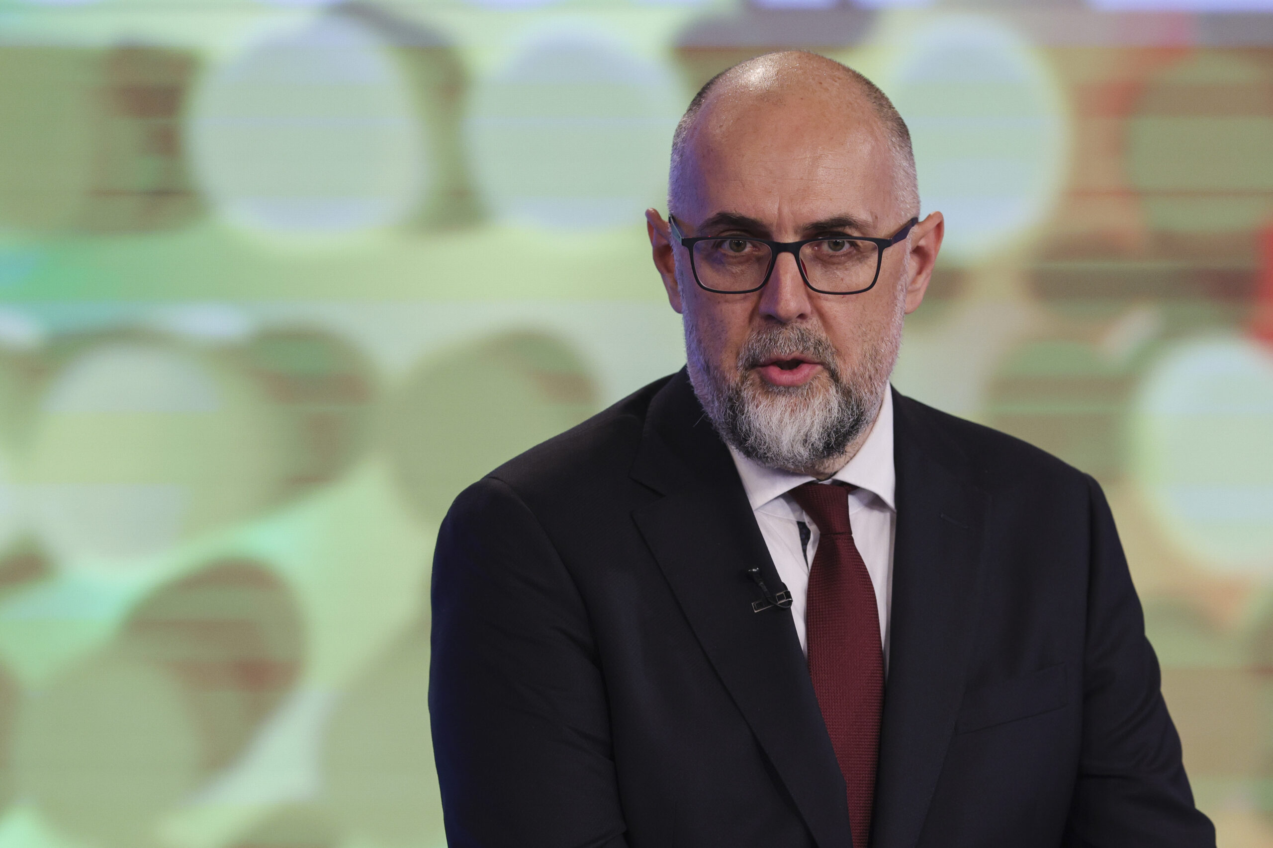 Kelemen Hunor: George Simion „se uită la meci, mai mănâncă popcorn, mai bea o bere și crește” în sondaje, fără să facă nimic. UDMR dă termen să se termine meciul în iulie Kelemen Hunor: George Simion „se uită la meci, mai mănâncă popcorn, mai bea o bere și crește” în sondaje, fără să facă nimic. UDMR dă termen să se termine meciul în iulie