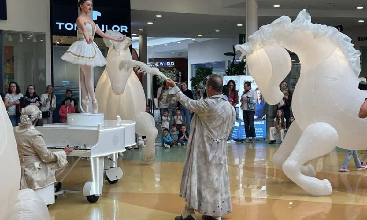 VIDEO: Moment spectaculos în cadrul Festivalului de Teatru din Alba Iulia: Visul unei balerine ”a prins viață” în Alba Mall