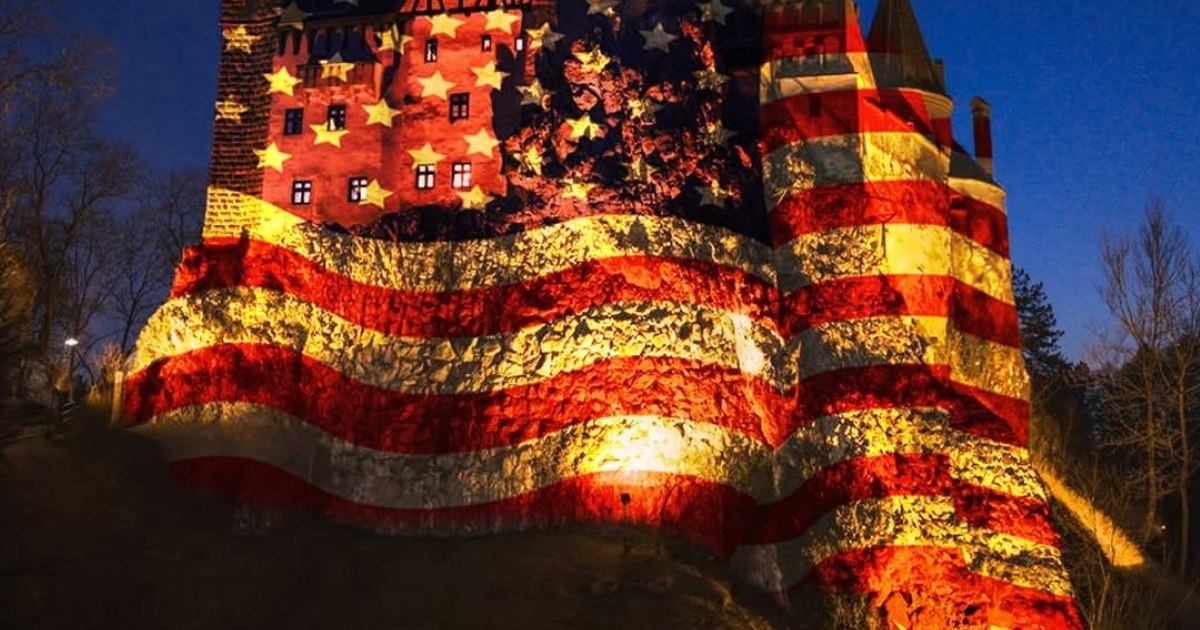 Castelul Bran, luminat în culorile drapelului american de Ziua Independenței SUA