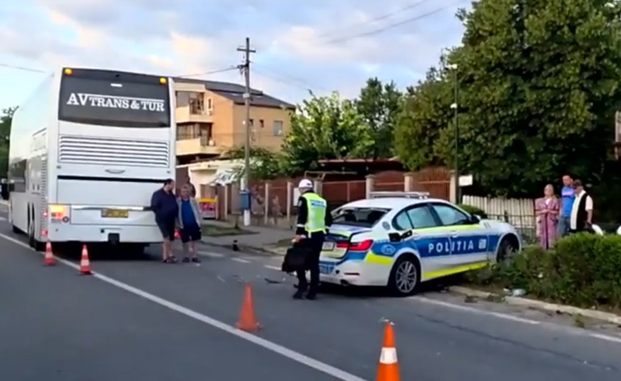 Trei răniţi, între care 2 poliţişti, după ce un autocar a intrat într-o maşină de poliţie Trei răniţi, între care 2 poliţişti, după ce un autocar a intrat într-o maşină de poliţie