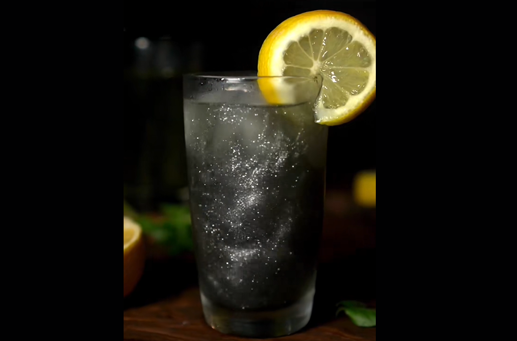 Limonada neagră, trucul ideal pentru zilele caniculare. Ingredientul care îi dă culoarea specială Limonada neagră, trucul ideal pentru zilele caniculare. Ingredientul care îi dă culoarea specială