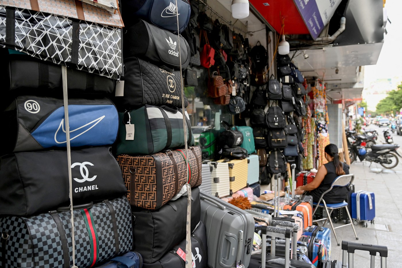 Centru global al contrafacerii bunurilor de lux, Vietnamul ia măsuri drastice împotriva pieței negre Centru global al contrafacerii bunurilor de lux, Vietnamul ia măsuri drastice împotriva pieței negre