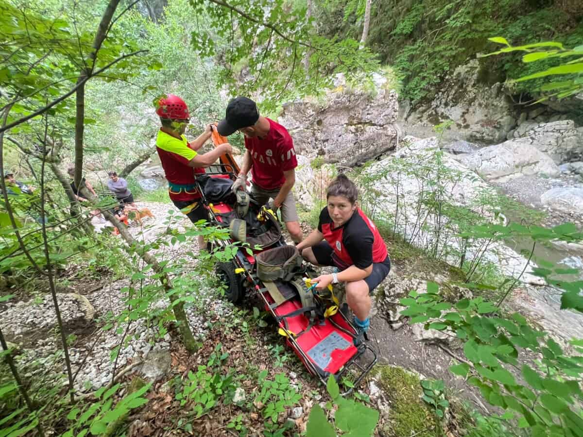 FOTO. O turistă din Cluj-Napoca a căzut și a suferit un traumatism în Cheile Râmețului. Intervenție dificilă a Salvamont Alba FOTO. O turistă din Cluj-Napoca a căzut și a suferit un traumatism în Cheile Râmețului. Intervenție dificilă a Salvamont Alba