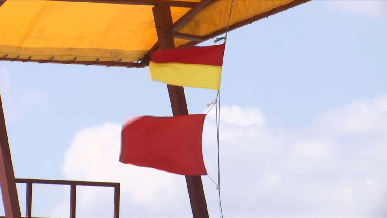 Semnificaţia steagului roşu, galben şi roşu-galben pe litoral. Când nu ai voie deloc în apă Semnificaţia steagului roşu, galben şi roşu-galben pe litoral. Când nu ai voie deloc în apă