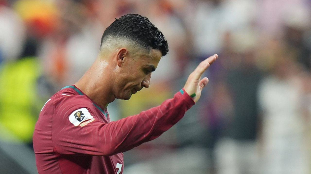 Toate camerele au fost pe el! Cum a reacționat Cristiano Ronaldo, imediat după eliminarea de la Mondial Toate camerele au fost pe el! Cum a reacționat Cristiano Ronaldo, imediat după eliminarea de la Mondial