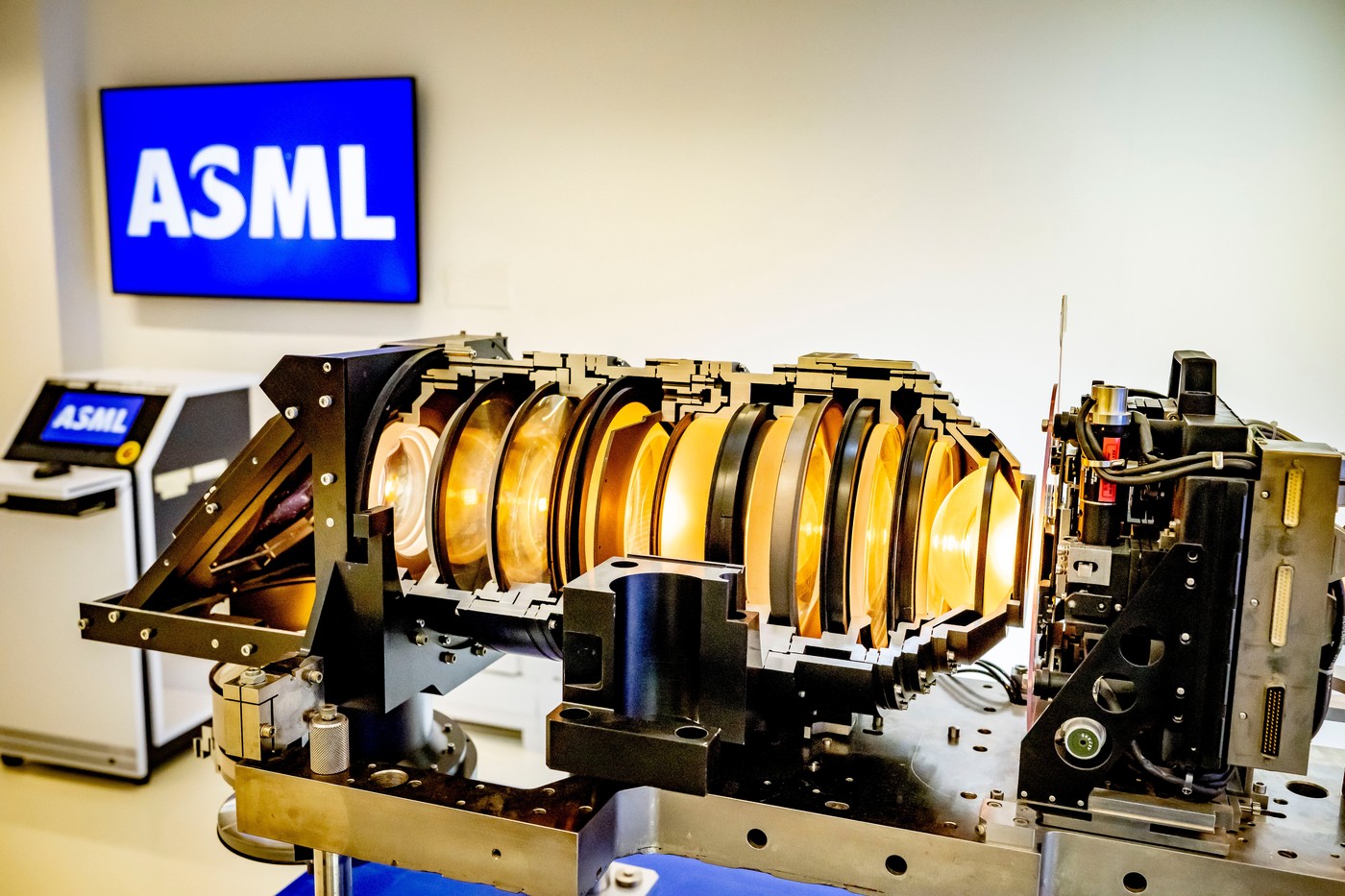 A ajuns cea mai importantă mașină din lume în China? Povestea „Sfântului Graal” al semiconductorilor care decide cursa pentru AI