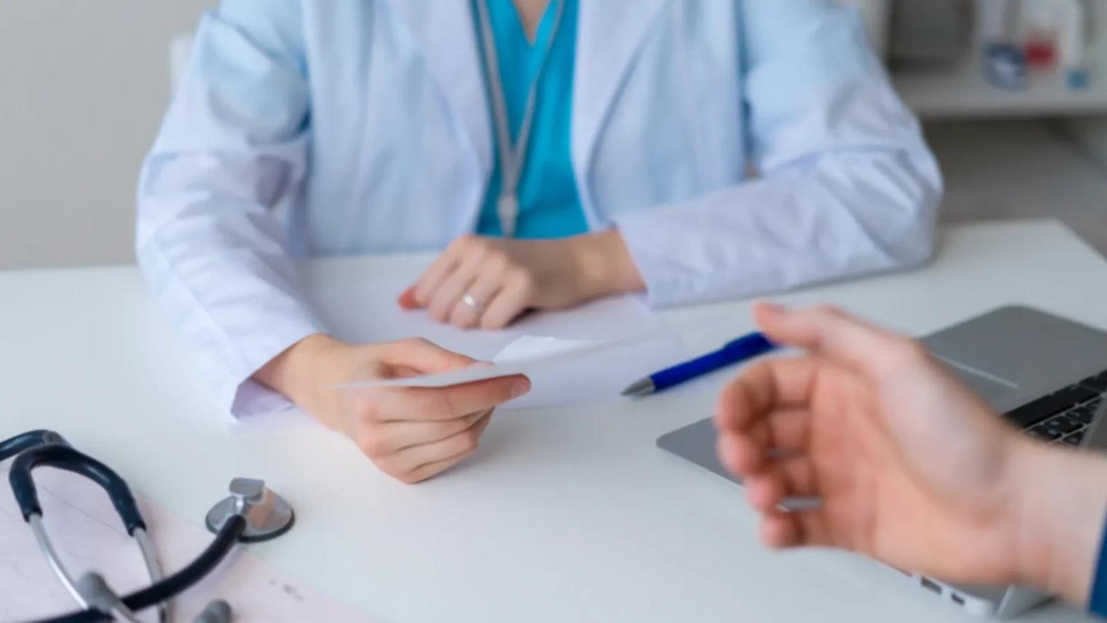 Entorsă sau insolație? Cât plătesc românii pentru o vizită la medic în Grecia. Majoritatea turiștilor aleg spitalele private Entorsă sau insolație? Cât plătesc românii pentru o vizită la medic în Grecia. Majoritatea turiștilor aleg spitalele private