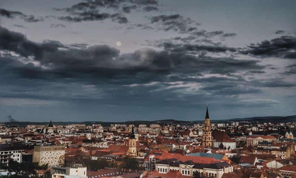 Cum va fi vremea în Cluj miercuri, 8 iulie. Temperaturi plăcute, dar sunt posibile averse și chiar furtuni în unele zone Cum va fi vremea în Cluj miercuri, 8 iulie. Temperaturi plăcute, dar sunt posibile averse și chiar furtuni în unele zone