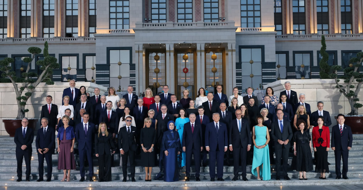 Summitul NATO de la Ankara, prima zi: Forumul Industriei de Apărare, primirea fastuoasă a lui Trump și un dineu de lux cu șefi de stat Summitul NATO de la Ankara, prima zi: Forumul Industriei de Apărare, primirea fastuoasă a lui Trump și un dineu de lux cu șefi de stat