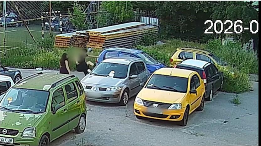 Doi minori de 16 ani, plasaţi sub control judiciar, după ce au avariat mai multe maşini din Sectorul 4 Doi minori de 16 ani, plasaţi sub control judiciar, după ce au avariat mai multe maşini din Sectorul 4