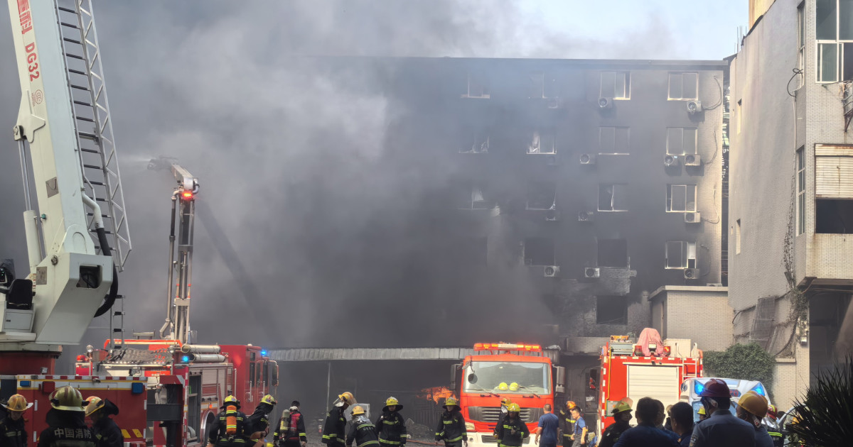 Incendiu în „capitala pantofilor”, în China: cel puțin 28 de morți după ce flăcările au blocat oamenii pe acoperișul unei fabrici Incendiu în „capitala pantofilor”, în China: cel puțin 28 de morți după ce flăcările au blocat oamenii pe acoperișul unei fabrici